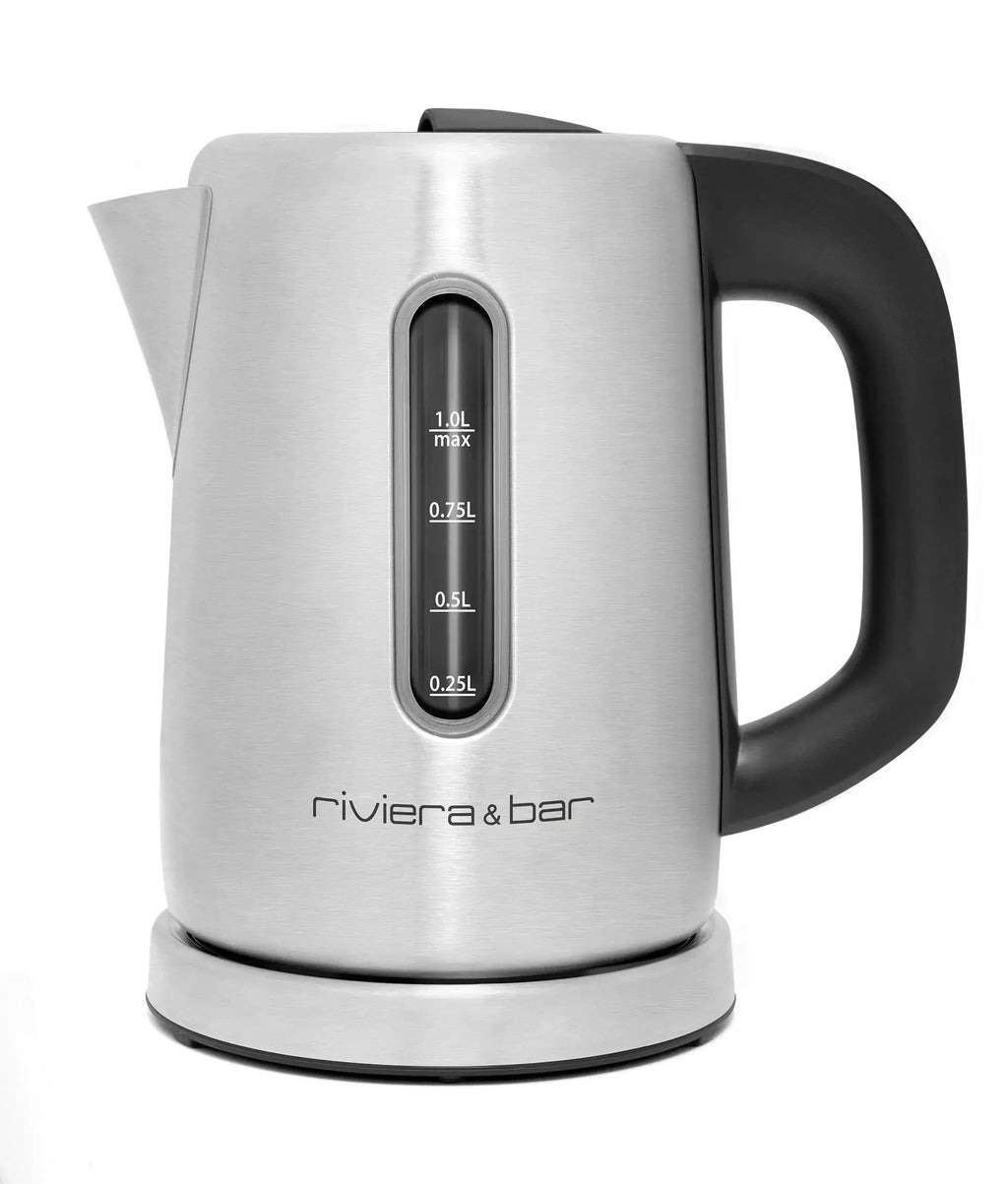 Roestvrijstalen waterkoker met zwart handvat.