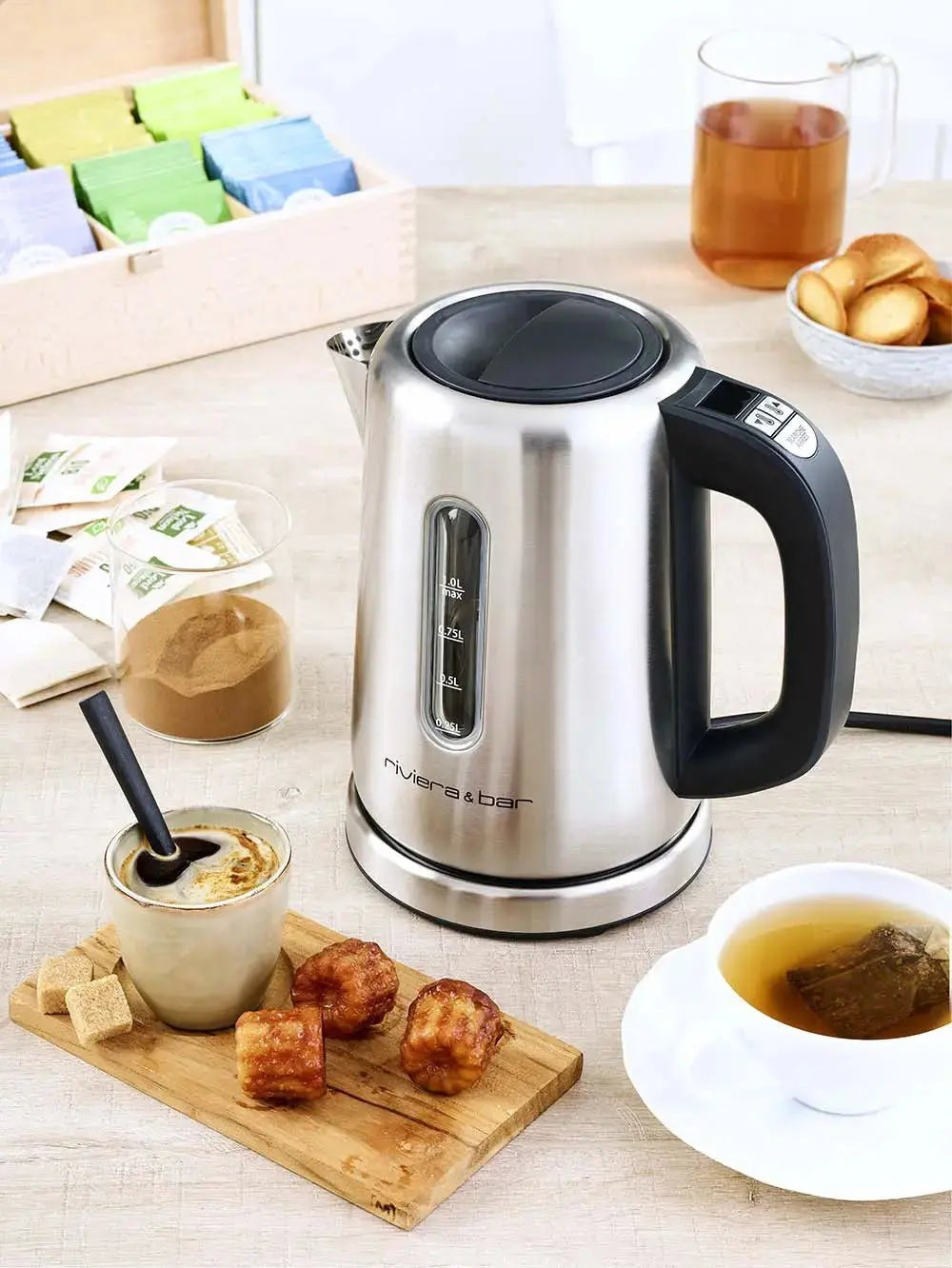 Roestvrijstalen waterkoker voor op tafel.