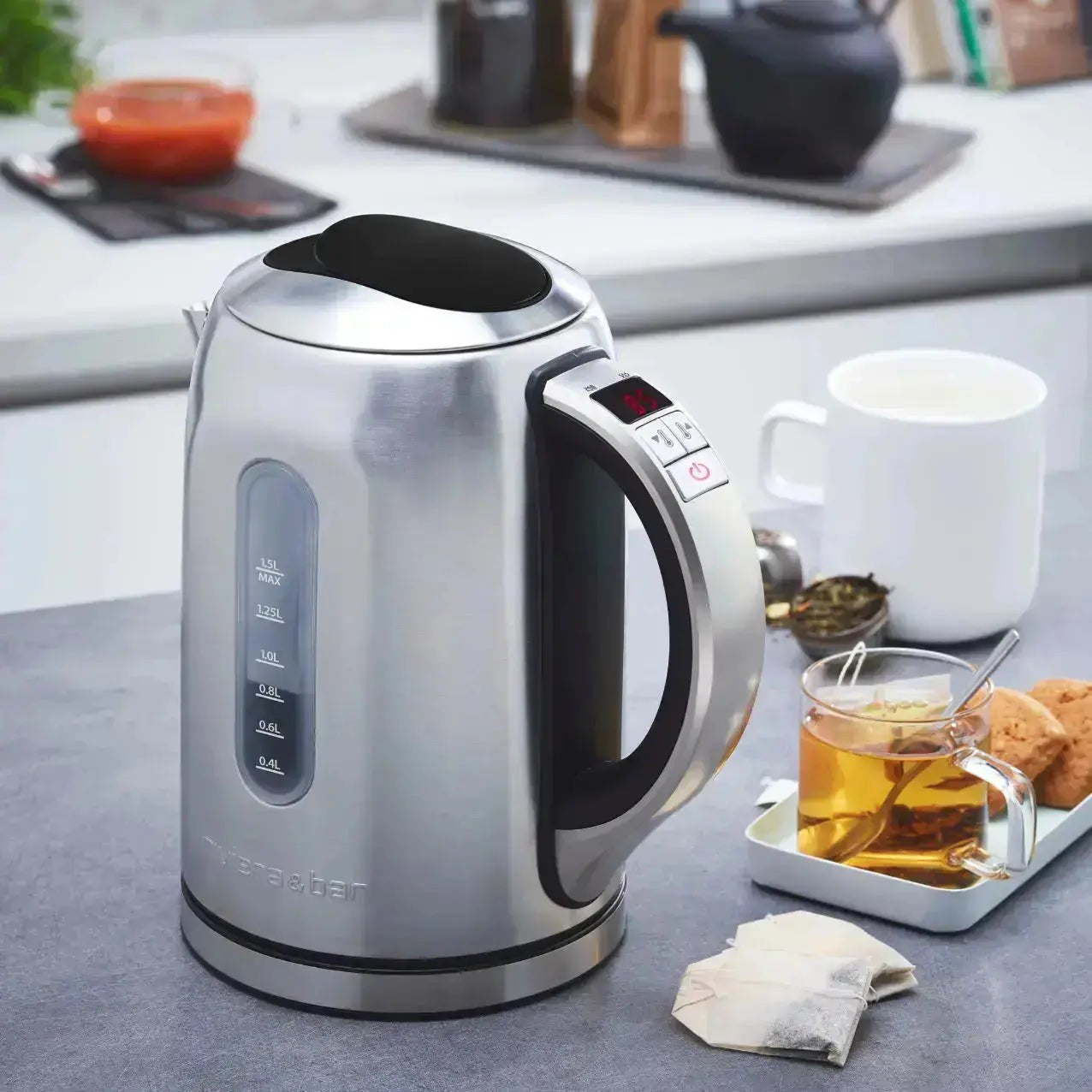 Roestvrijstalen elektrische waterkoker met digitaal display.