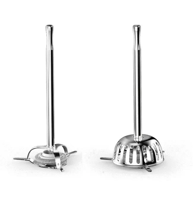 Twee metalen cocktailshakers.