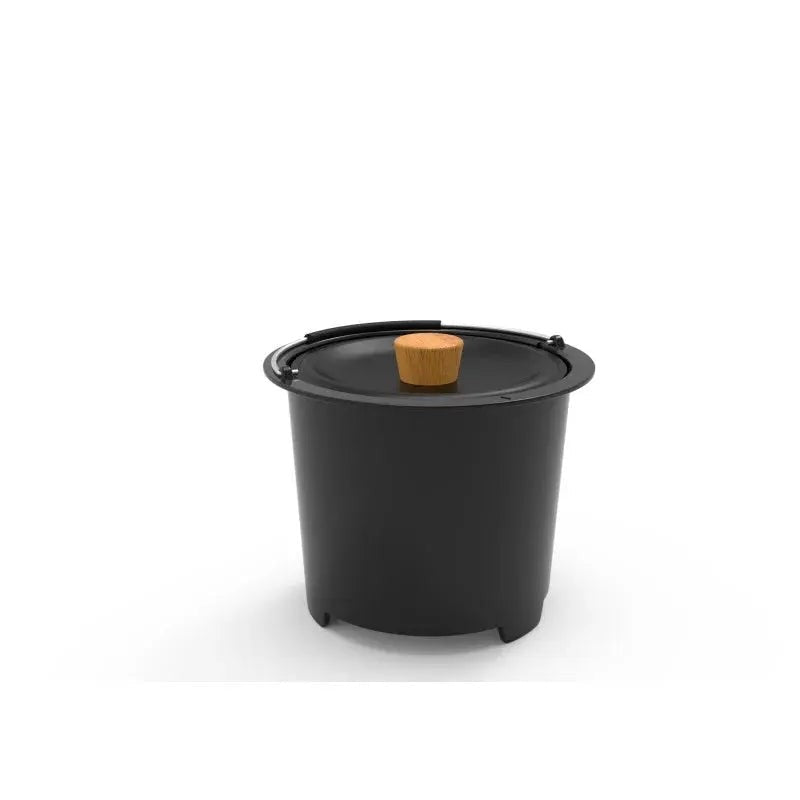 Zwarte steelpan met houten deksel.