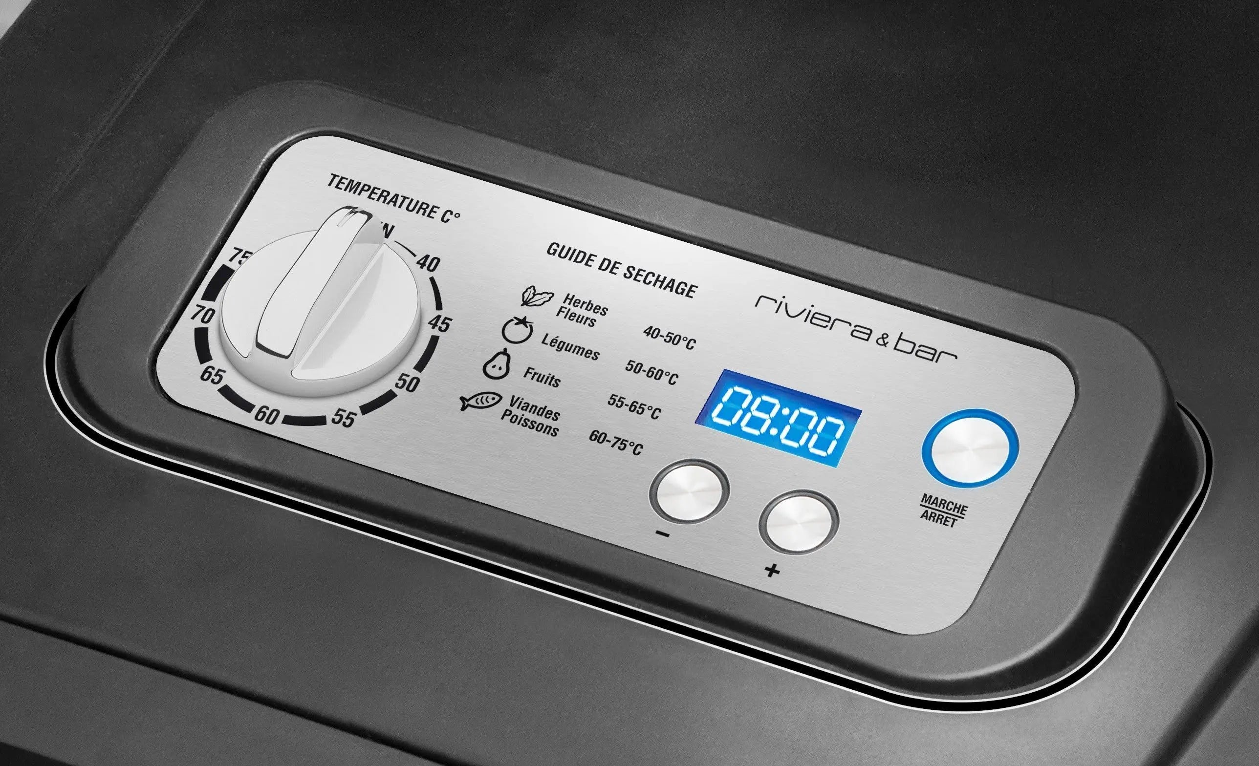 Bedieningspaneel van een Riviera & Bar-apparaat, met blauw digitaal tijddisplay, temperatuurkeuzeknop, drooginstructies en bedieningsknoppen.
