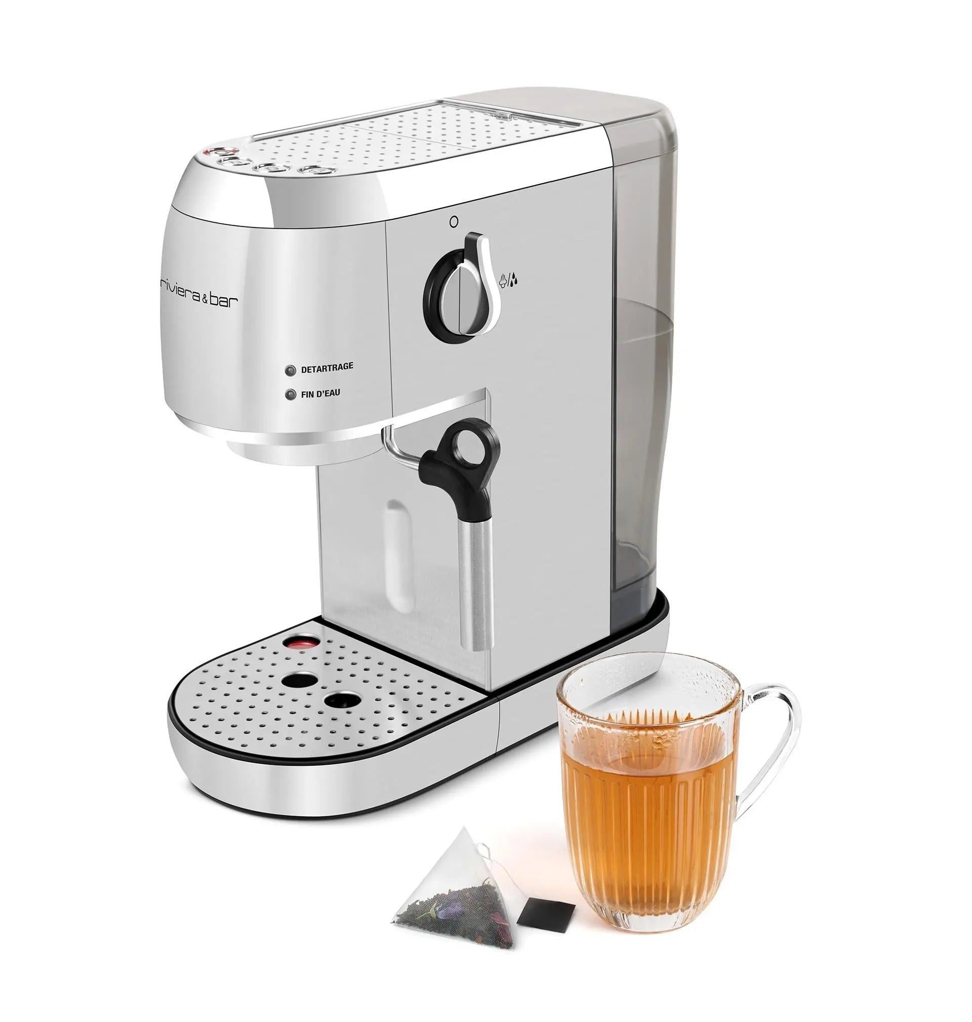 Zilveren koffiezetapparaat met theekopje en zakje.