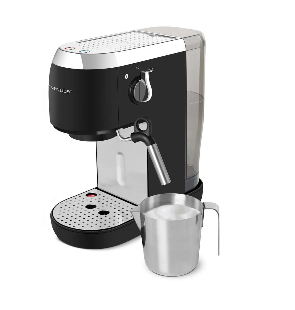 Zwart en zilver koffiezetapparaat met roestvrijstalen melkkan.