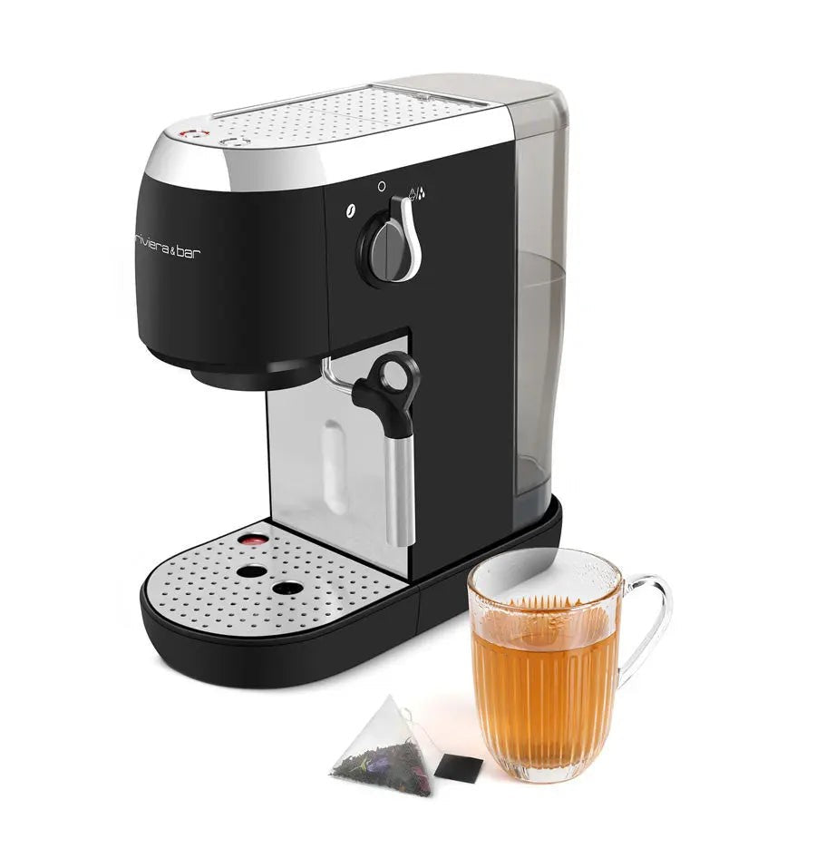 Zwarte theemachine met gevuld kopje.