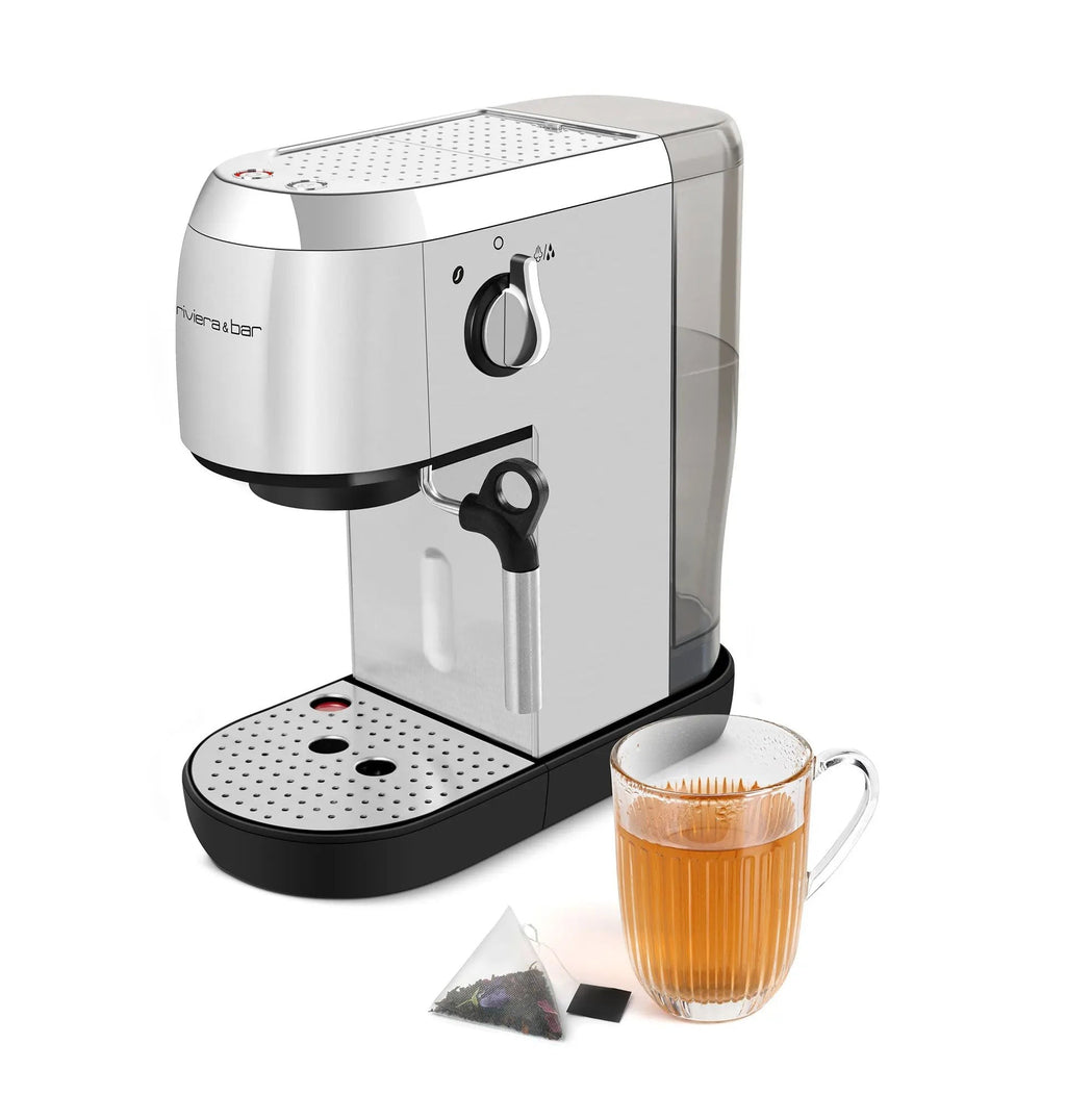 Zilveren koffiezetapparaat met theekopje en theezakje.