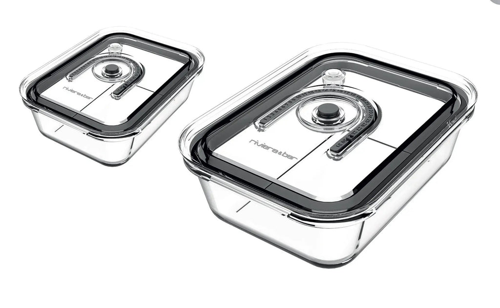 Hier zijn enkele beschrijvende alt-tags voor de afbeelding:
  
  Twee glazen bewaardozen met transparante en zwarte deksels.