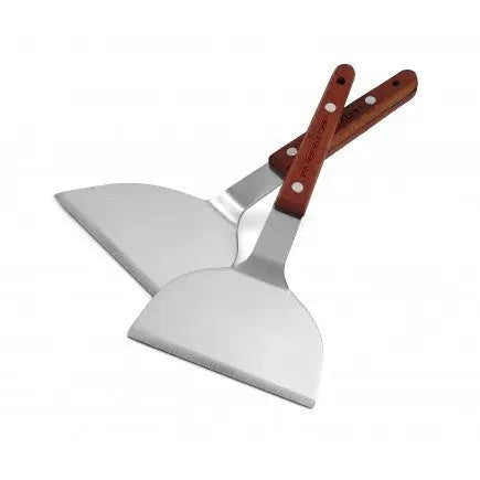 Twee metalen keukenspatels met houten handvatten.