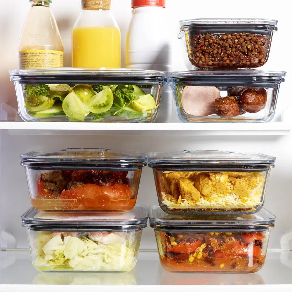 Glazen blikken in een koelkast.