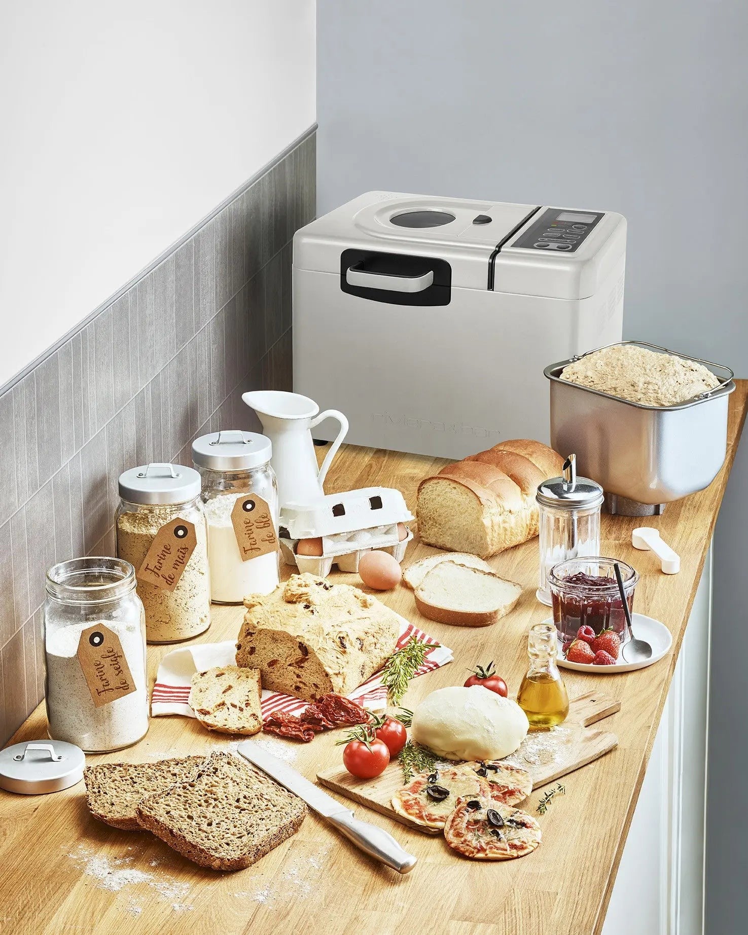 Foto van bakkerijproducten op een houten toonbank.