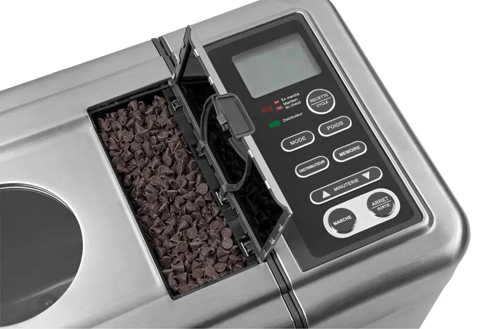 Zilverkleurige broodbakmachine met geopende chocoladestukjesverdeler.