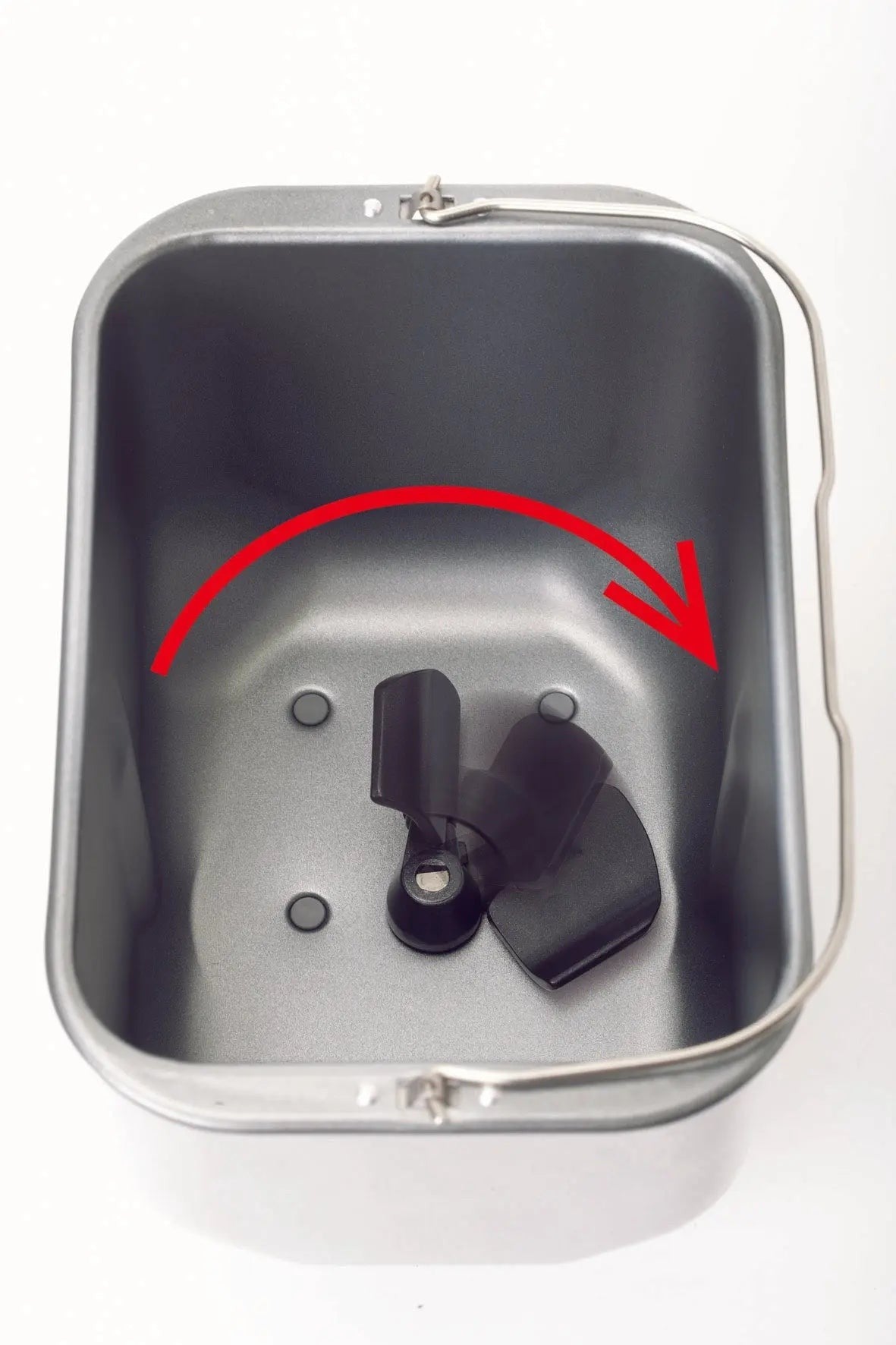 Metalen broodmachinekom met spatel.