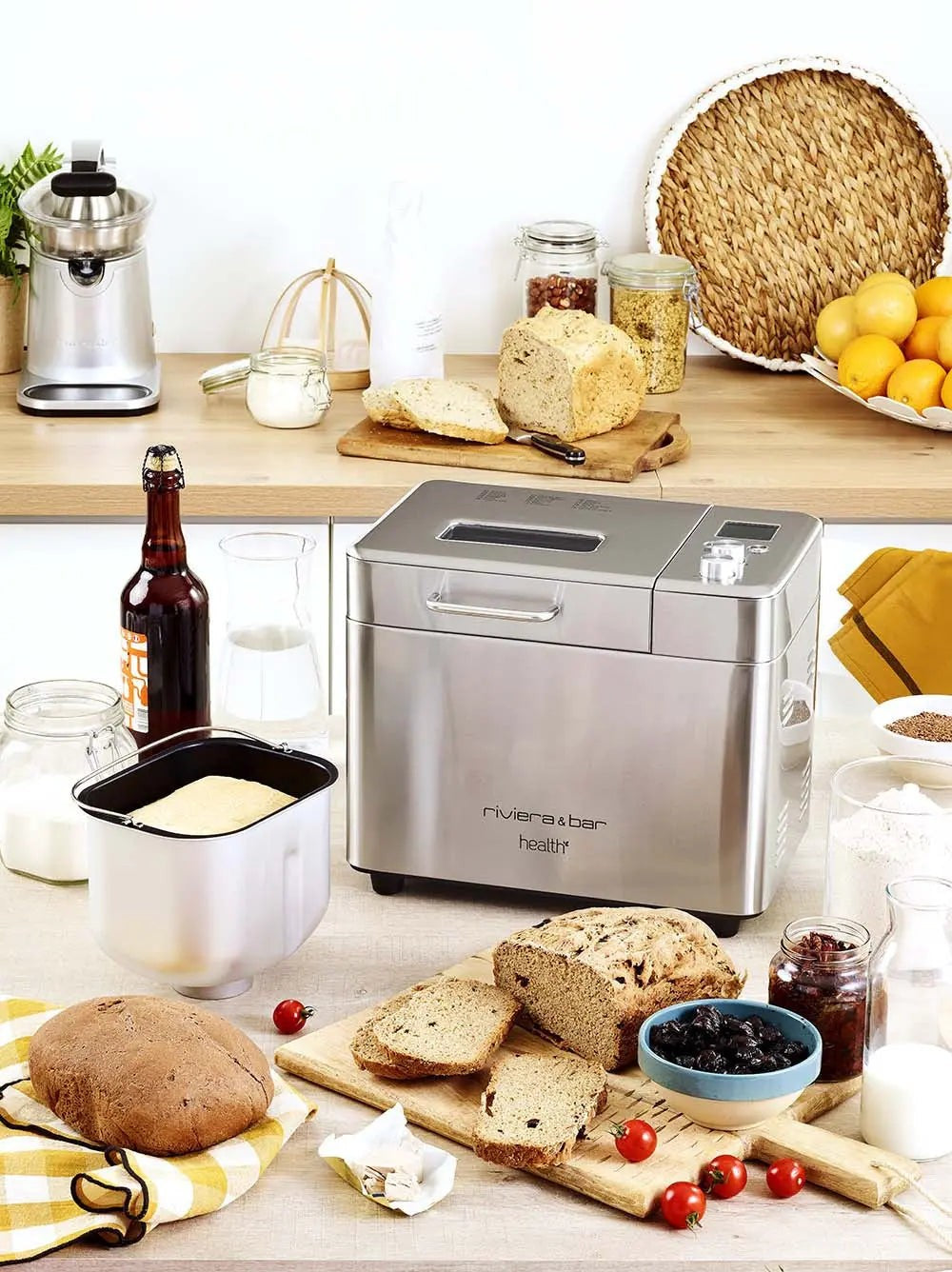 Roestvrijstalen broodbakmachine met ingrediënten.