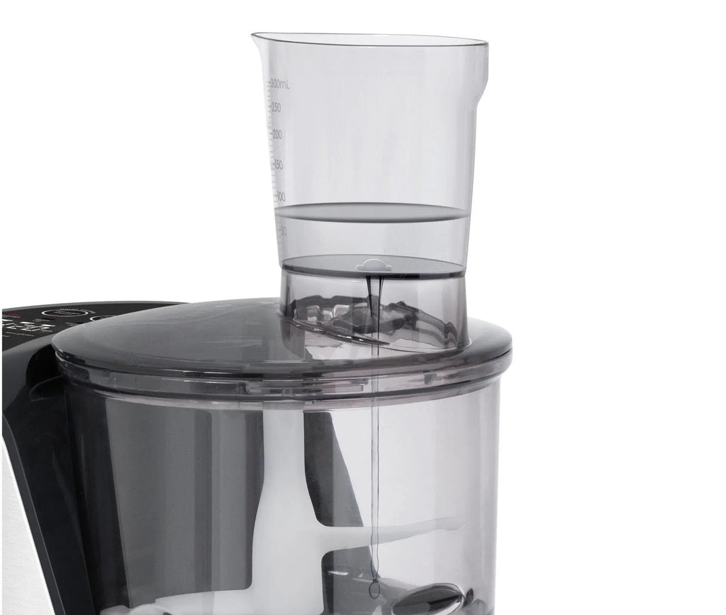 Keukenmachine met maatbeker gevuld met water.