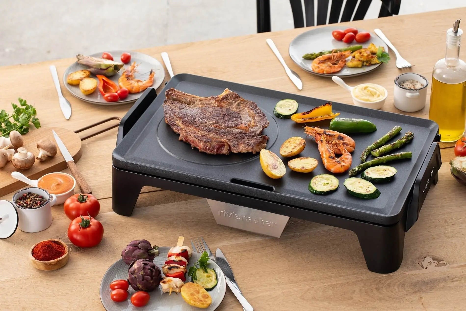 Elektrische grill met biefstuk, groenten en garnalen.