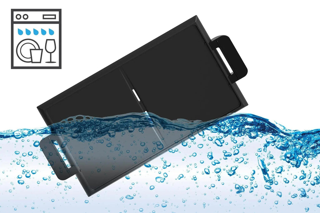 Zwarte, vaatwasmachinebestendige ovenschaal, ondergedompeld in water.