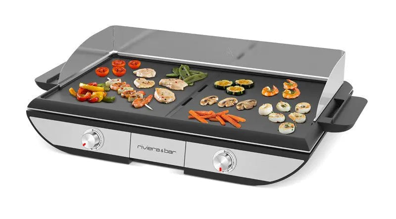 Elektrische grill met deksel en verschillende soorten voedsel.