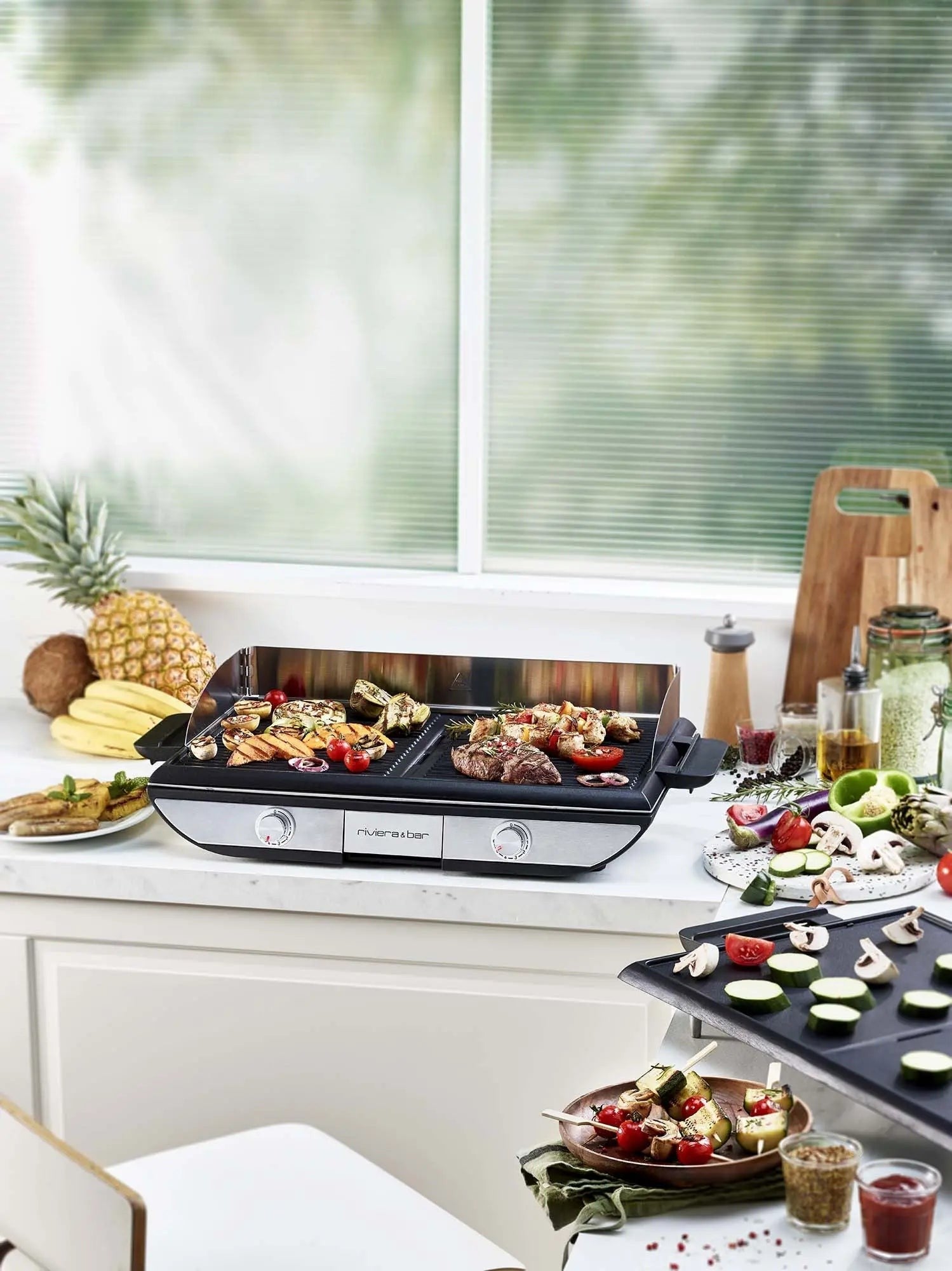 Grill Riviera & Bar met verse groenten en fruit.