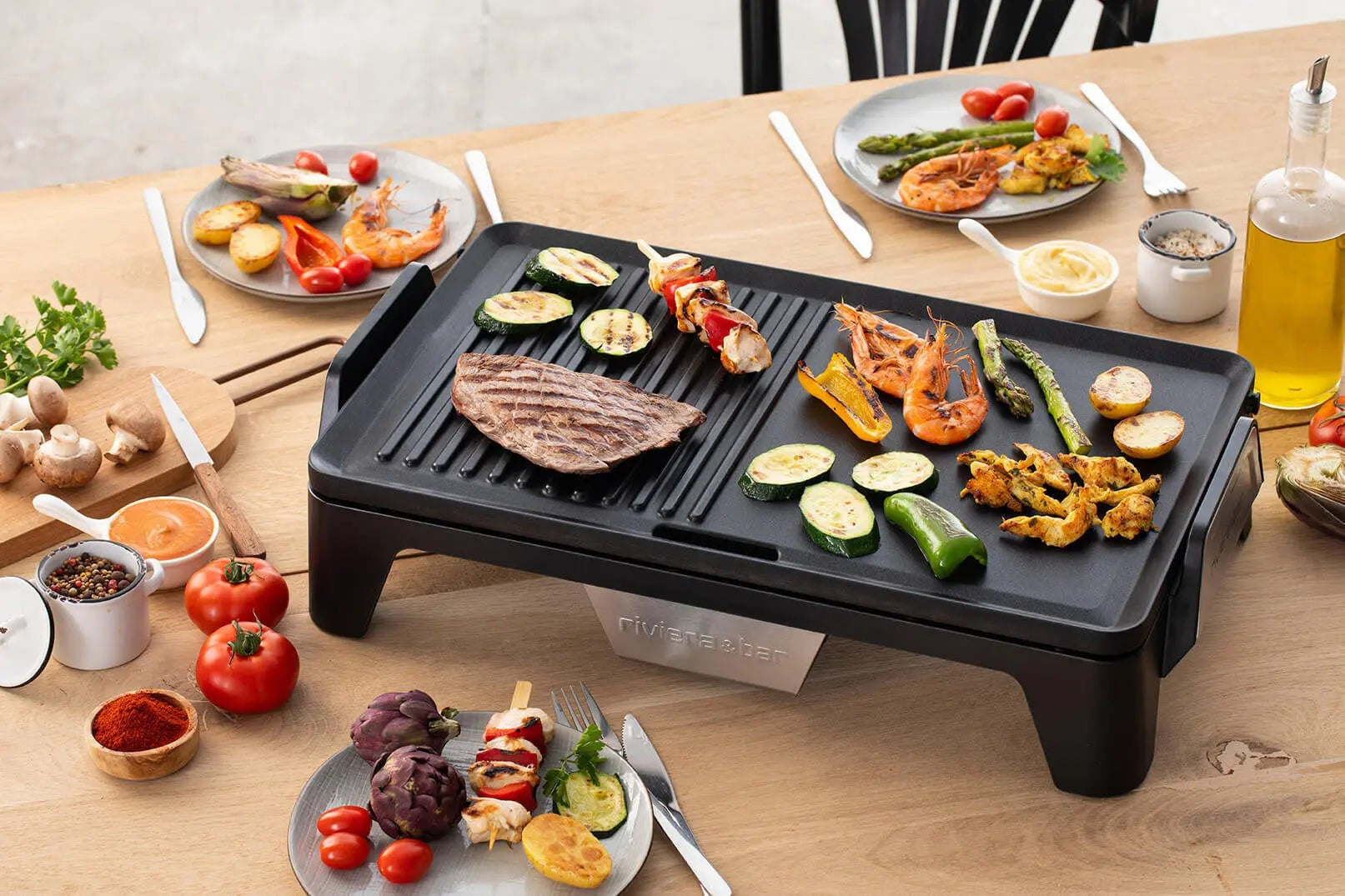 Elektrische grill met gegrild vlees, garnalen en groenten.