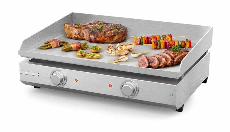 Roestvrijstalen bakplaat met diverse voedingsmiddelen.