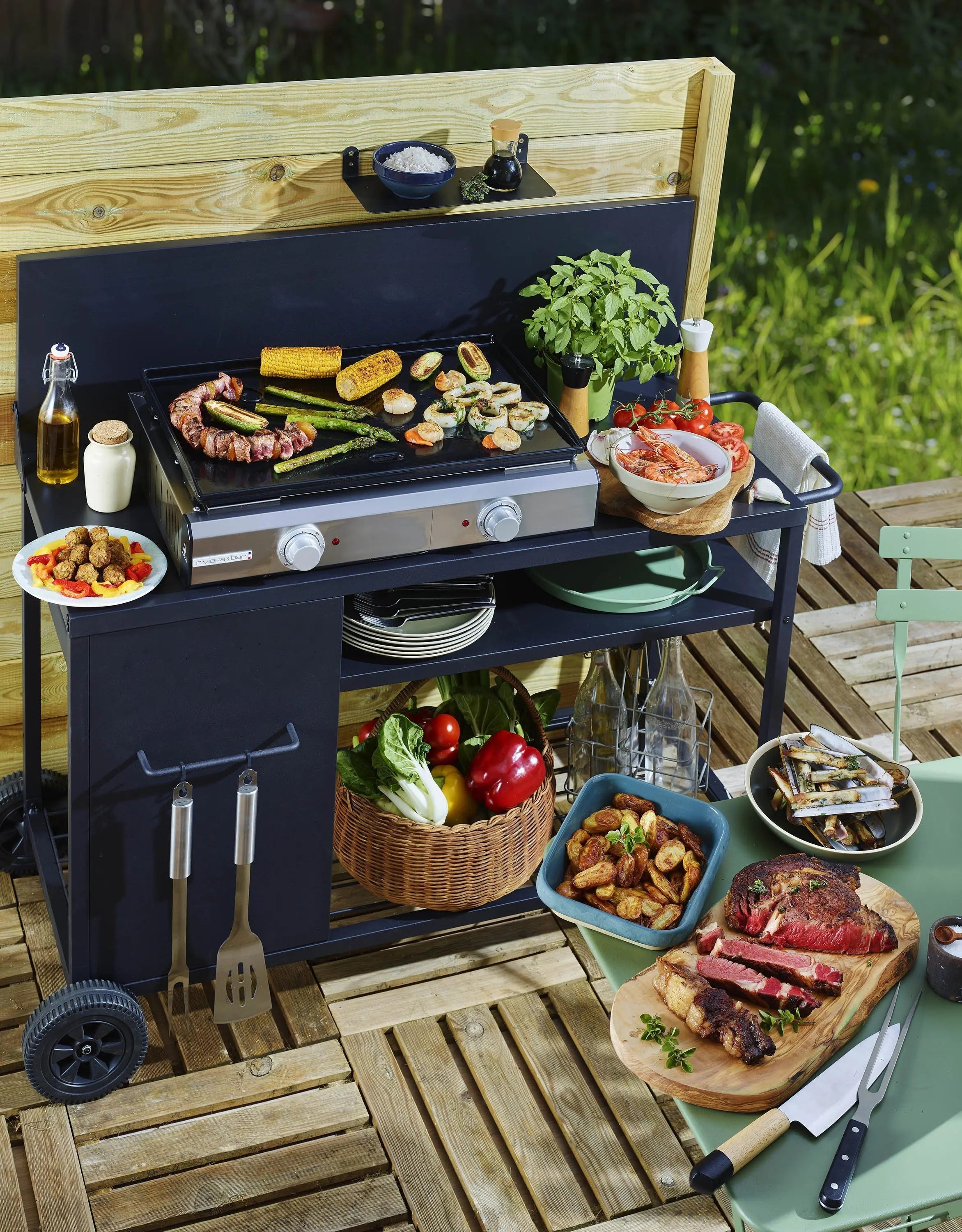 Gegrilde lekkernijen op een buitenplancha met houten keukenkar.