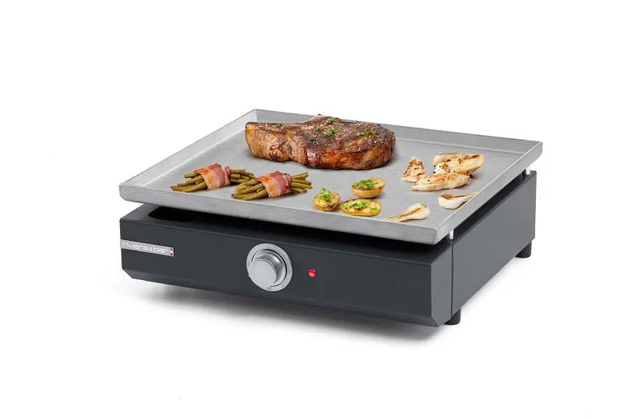 Elektrische bakplaat met biefstuk, sperziebonen en aardappelen.