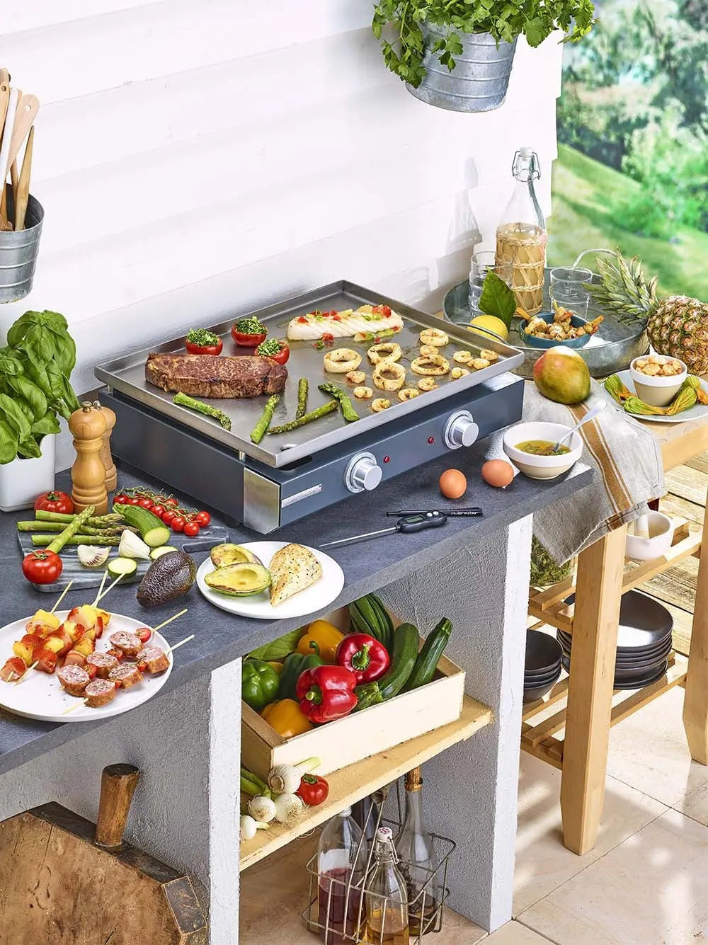 Afbeelding van een barbecue met verschillende ingrediënten.