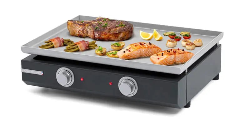 Elektrische bakplaat met verschillende soorten voedsel.