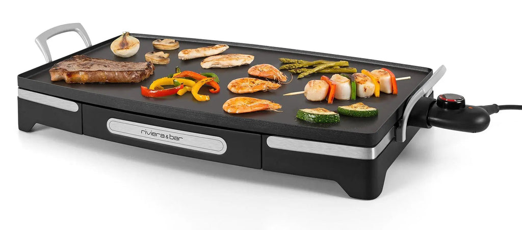 Elektrische grill met verschillende etenswaren.