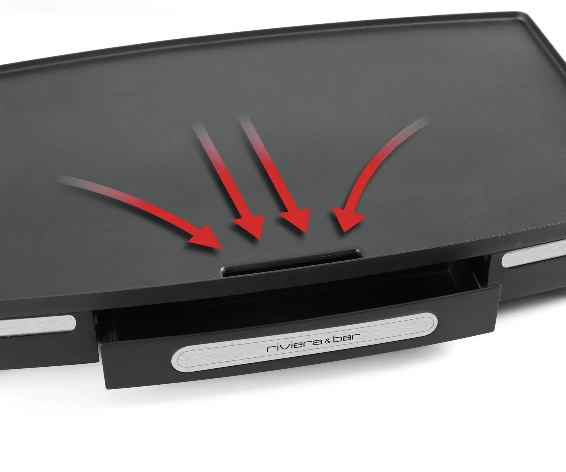 Zwarte bakplaat met rode pijlen.