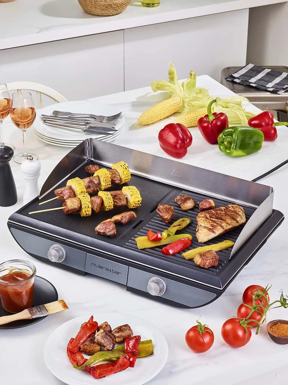 Elektrische grill met spiesen van vlees en maïs, kleurrijke paprika's en verse tomaten.