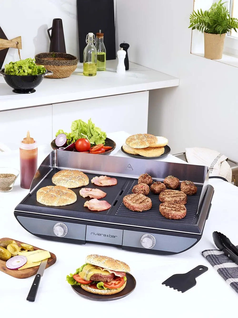 Barbecue Riviera&Bar met hamburgers, spek en broodjes.