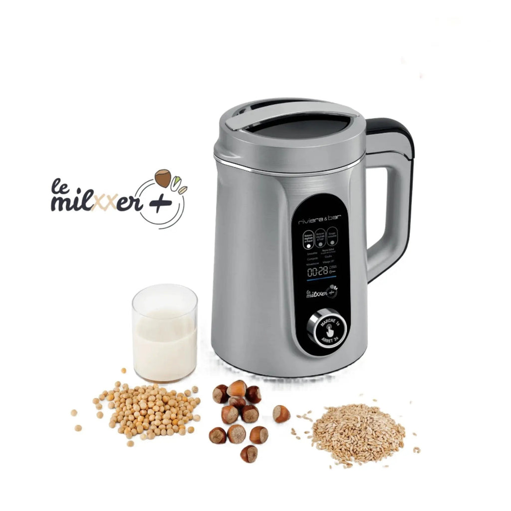 Zilveren keukenrobot, glas melk, soja, hazelnoten, granen.
