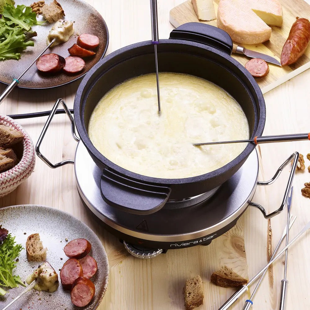 Kaasfondue op een houten tafel.