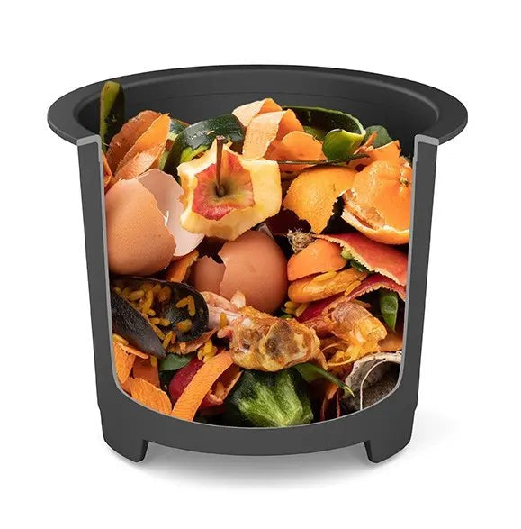 Organisch afval in een zwarte bak.