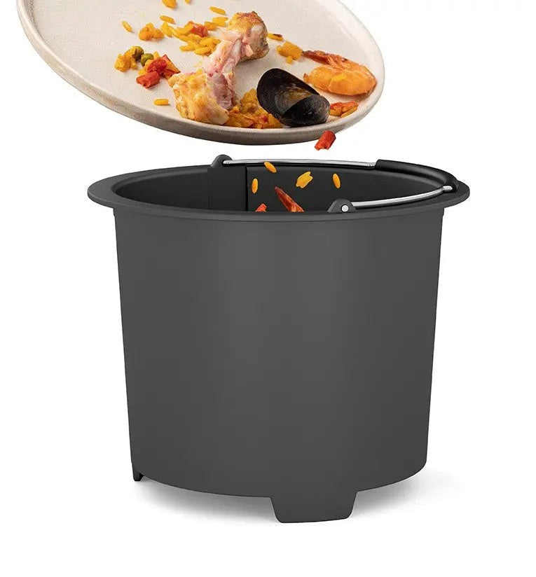 Voedselresten die in een grijze afvalbak zijn gedeponeerd.