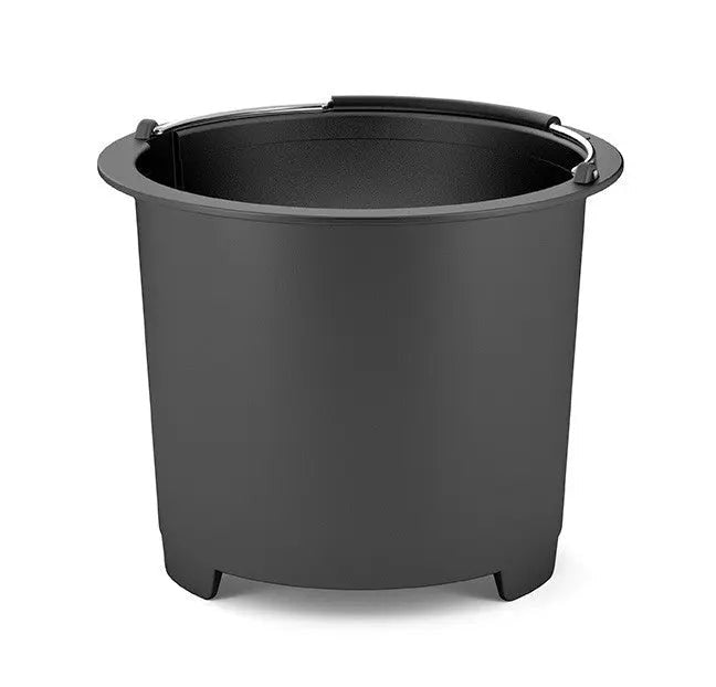 Zwarte emmer met metalen handvat.