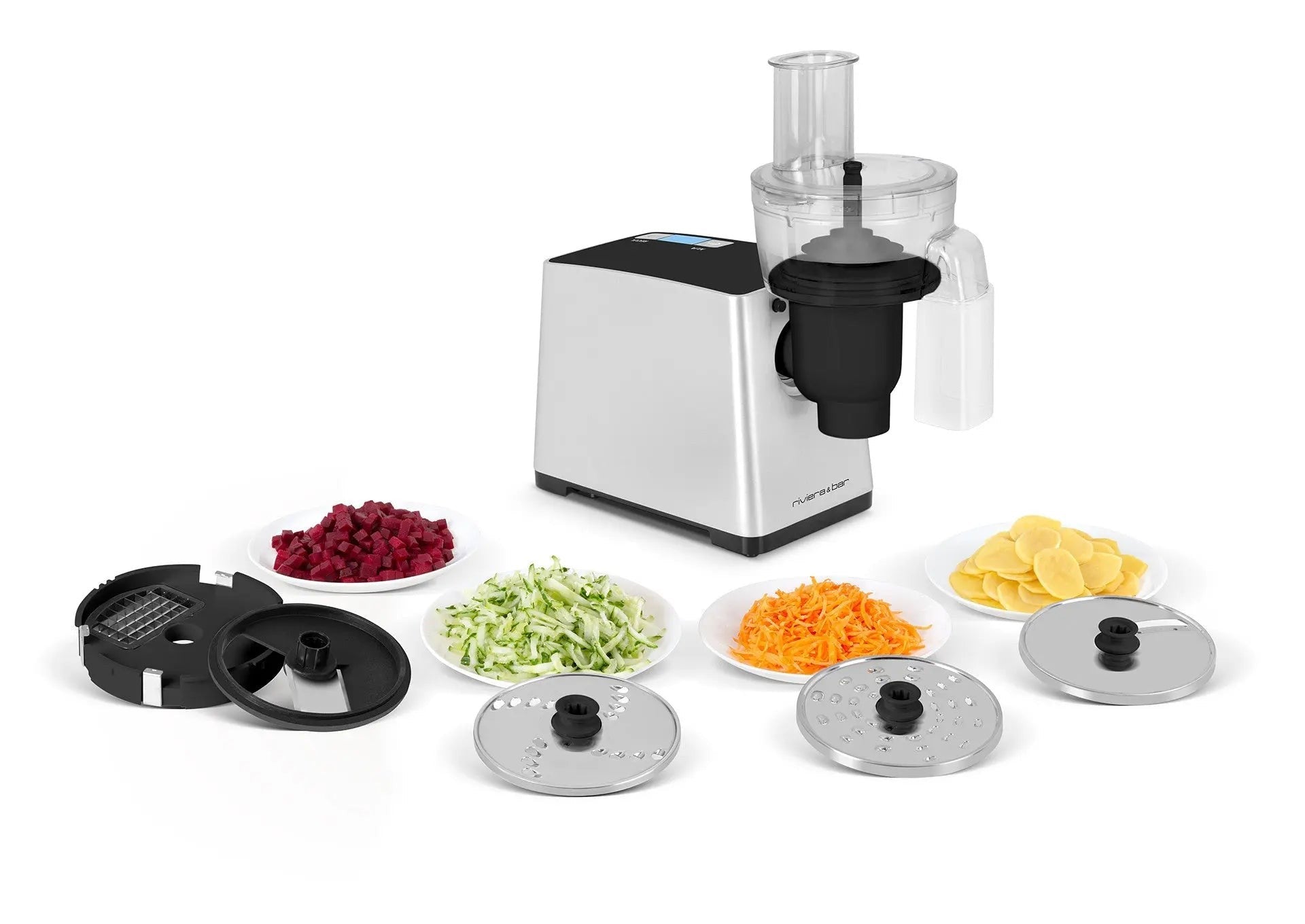 Keukenmachine met accessoires en gehakte groenten.