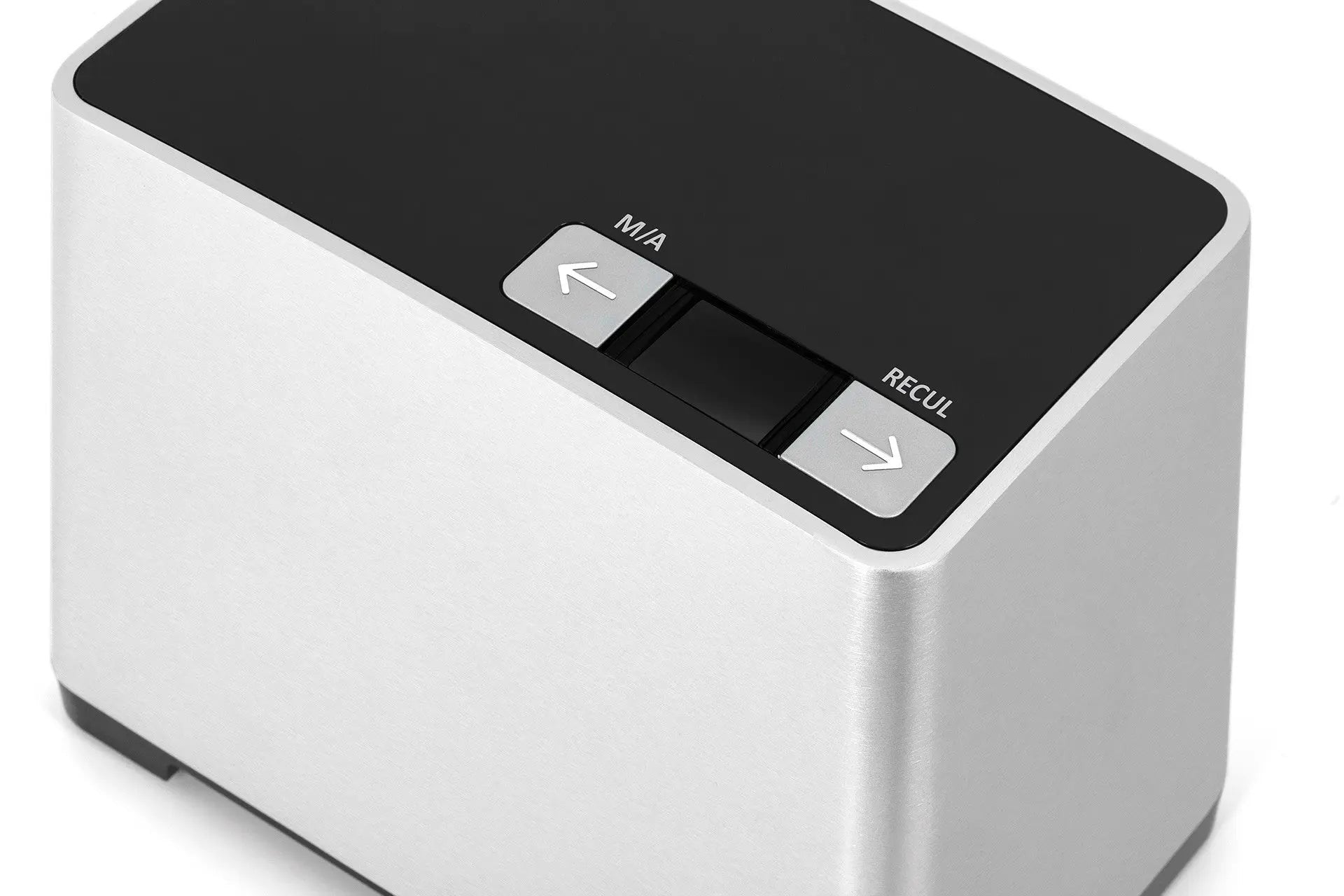 Zilver en zwart elektronisch apparaat met knoppen.