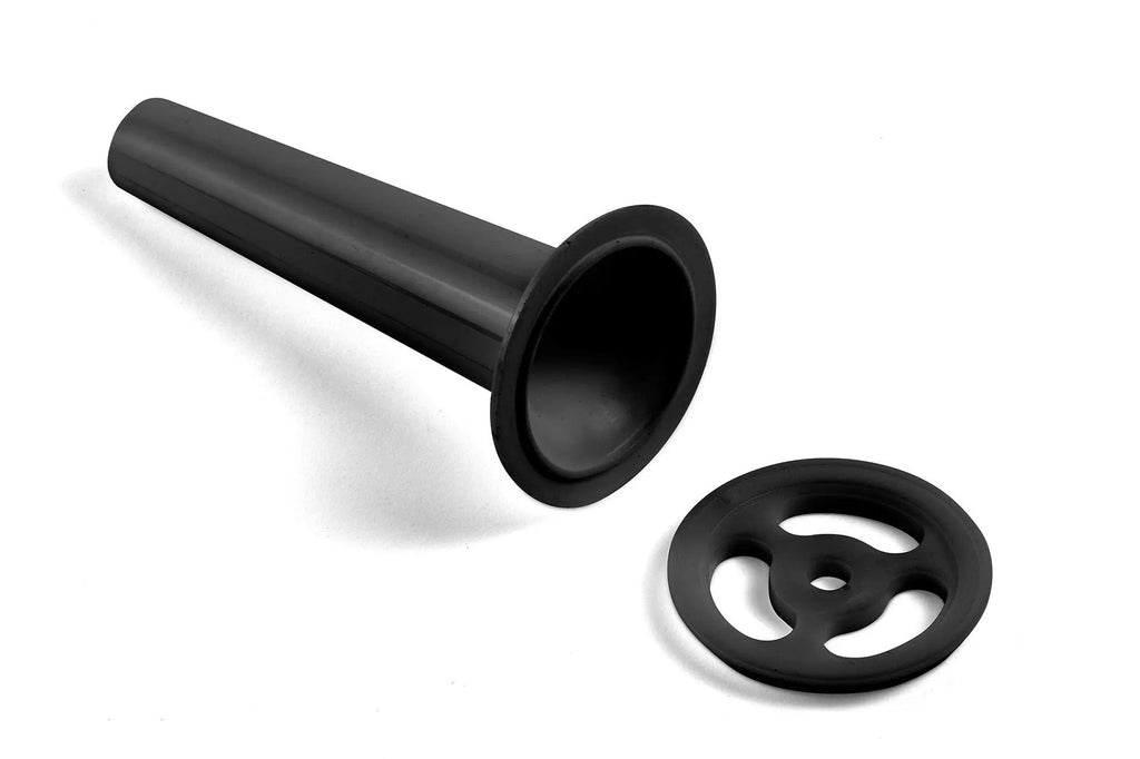 Zwarte plastic trechter en filter.