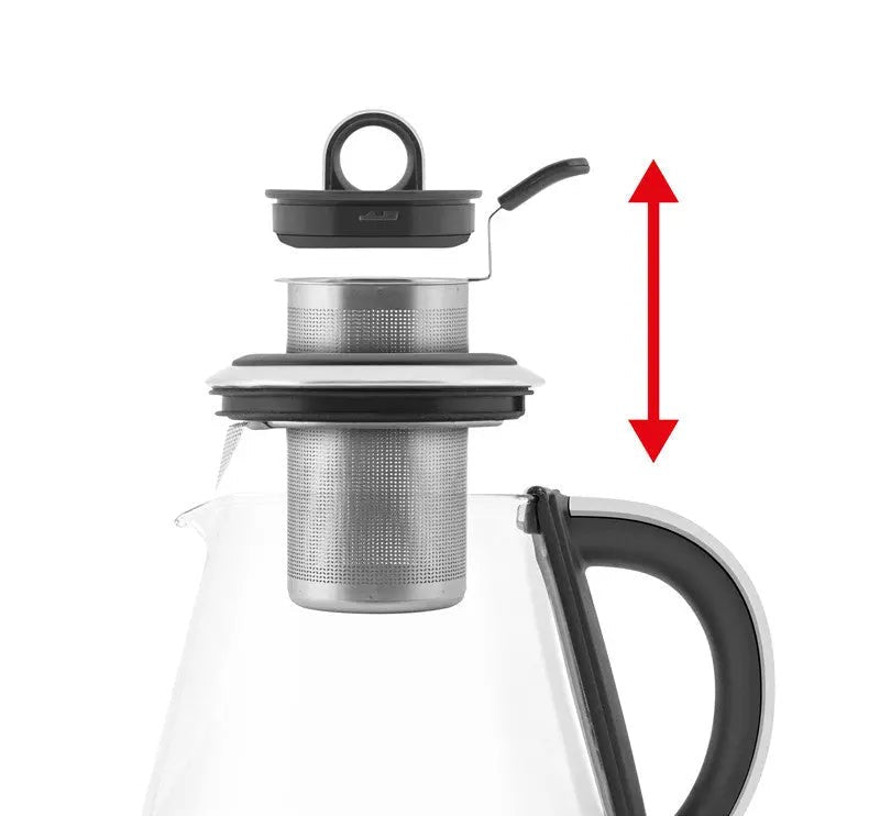 Glazen theepot met metalen thee-ei en zwart deksel.