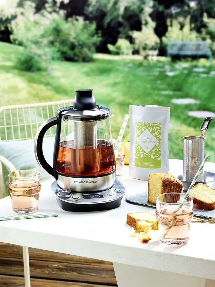 Elektrische theepot voor op tafel, infusie, cake.