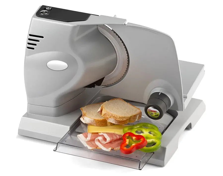 Grijze vleessnijder met brood, kaas, ham en paprika.