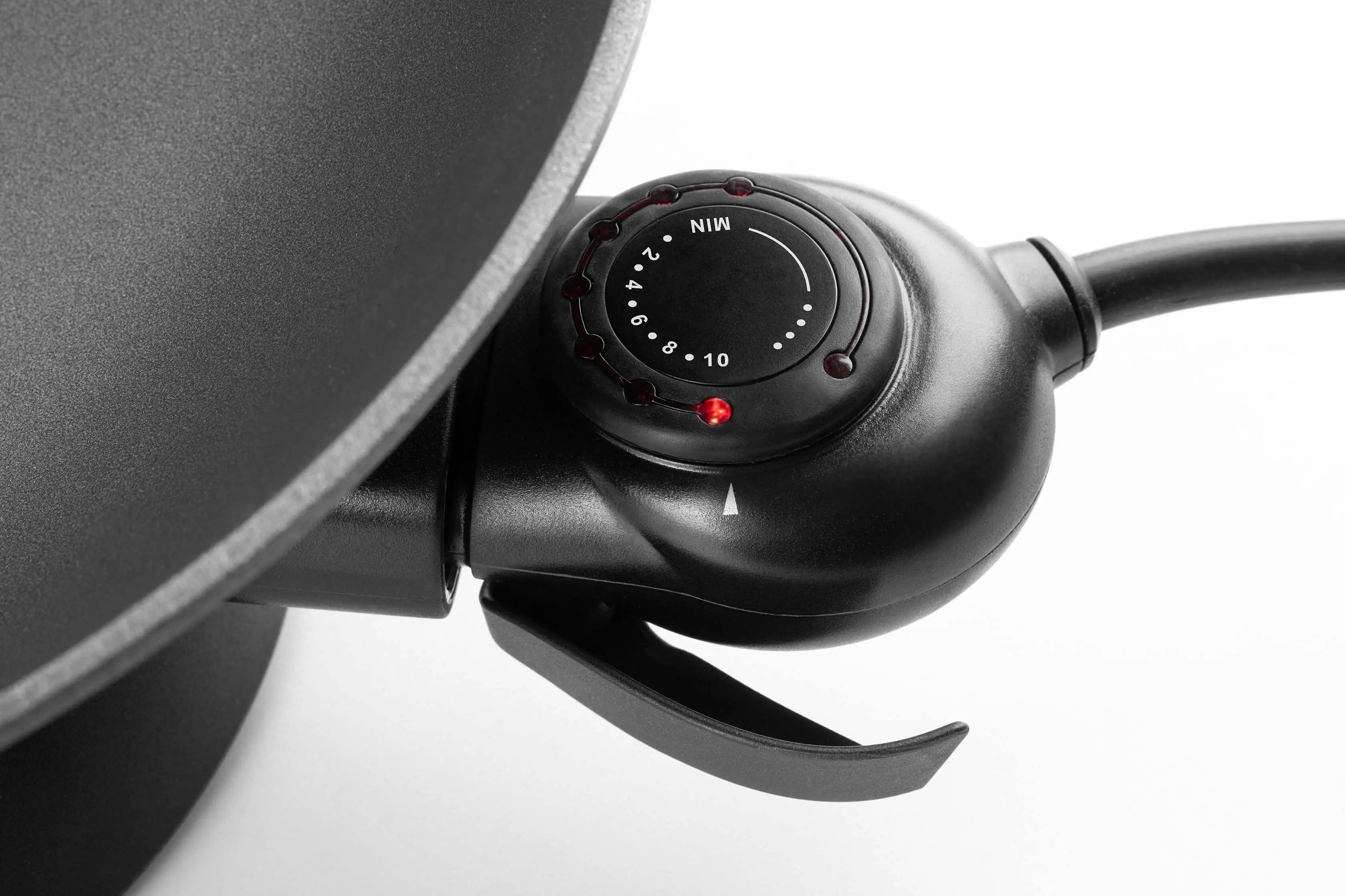 Zwarte elektrische kachel met knop voor temperatuurregeling.